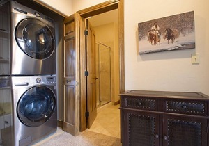 New rental with Fraser river views, BBQ, private hot tub, 2 master suites