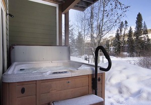 New rental with Fraser river views, BBQ, private hot tub, 2 master suites