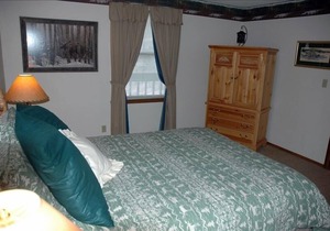 NEWLY REMODELED KITCHEN AND BATHROOMS! Great mountain views. End unit.