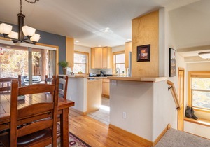 ♥ of Downtown | Walk Everywhere | Private Hot Tub | End-Unit w/ New Decor