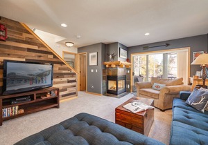 ♥ of Downtown | Walk Everywhere | Private Hot Tub | End-Unit w/ New Decor