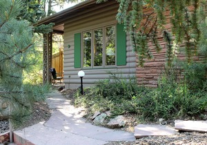 One bedroom cabin with personal hot tub, close to downtown Estes Park