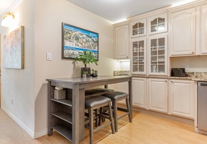 Our 2BR is a Fall Favorite, Close to Vail for Dining & Shopping, and Gore Creek for Fishing!