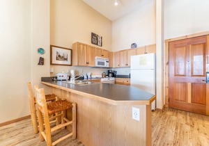Oversized Penthouse Overlooks Decrum Sq. & Short Walk to Gondola/Shops/Dining