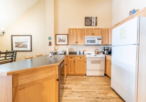 Oversized Penthouse Overlooks Decrum Sq. & Short Walk to Gondola/Shops/Dining