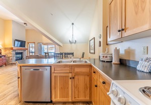 Oversized Penthouse Overlooks Decrum Sq. & Short Walk to Gondola/Shops/Dining