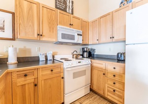Oversized Penthouse Overlooks Decrum Sq. & Short Walk to Gondola/Shops/Dining