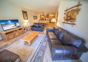 Panoramic Mountain views! Private washer & dryer!