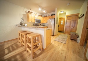 Panoramic Mountain views! Private washer & dryer!