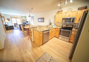 Panoramic Mountain views! Private washer & dryer!