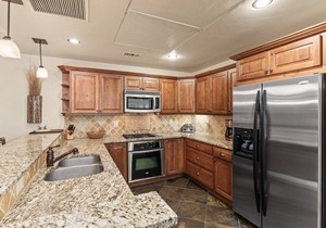 Penthouse Level - A/C, Covered Deck, Outdoor Pool and Hot Tub