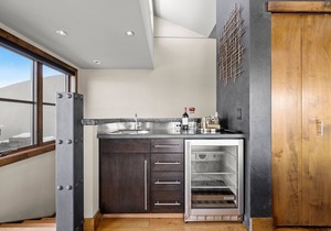 Penthouse w/Mtn Views in the Heart of Old Town