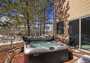 Perfect for Your Family Vacay with yard, hot tub & Pet Friendly!