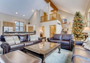 Perfect for Your Family Vacay with private hot tub! home