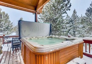 Perfect for Your Family Vacay with private hot tub! home