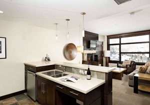 Perfect Snowmass Getaway! Spacious Balcony with Views, A/C, Hot Tub, Gas FP & Parking