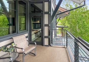 Perfect Snowmass Getaway! Spacious Balcony with Views, A/C, Hot Tub, Gas FP & Parking