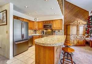 Pine Ridge 7E: Ski-In/Ski-Out 3-bed condo in Breckenridge with mountain views for 8 guests.