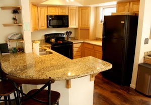 Pinecreek #I - 3 BR: Close to Town- Shuttle to Slopes- Pool & Hot Tub Access