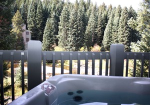 Pinecreek #I - 3 BR: Close to Town- Shuttle to Slopes- Pool & Hot Tub Access