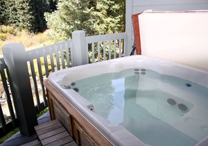 Pinecreek #I - 3 BR: Close to Town- Shuttle to Slopes- Pool & Hot Tub Access