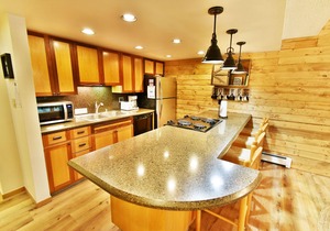 Pool, Hot Tubs, Deck on River. Walk/Easy Drive to Dining, Shops, Marina