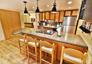 Pool, Hot Tubs, Deck on River. Walk/Easy Drive to Dining, Shops, Marina
