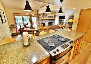 Pool, Hot Tubs, Deck on River. Walk/Easy Drive to Dining, Shops, Marina