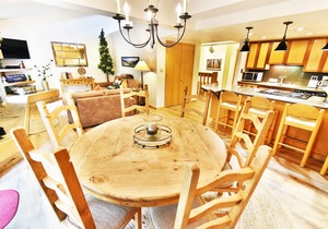 Pool, Hot Tubs, Deck on River. Walk/Easy Drive to Dining, Shops, Marina