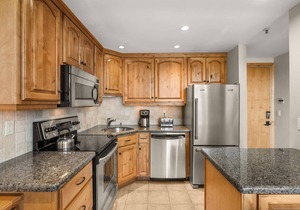 Popular Snowmass Condo! Outdoor Pool & HT/Wood FP/Balcony/Grill. Elevator, Parking. Next to Village