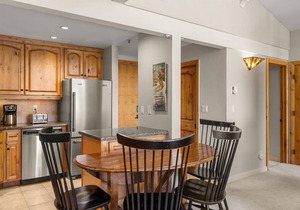Popular Snowmass Condo! Outdoor Pool & HT/Wood FP/Balcony/Grill. Elevator, Parking. Next to Village
