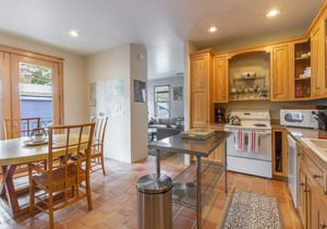 Prime Downtown Location - Great, Convenient Condo - A/C - Pet Friendly