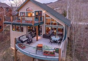 Private Home Perfect for Families - Amazing Mountain Views and Hot Tub! Close to Shops and Dining