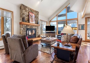 Private Home Perfect for Families - Amazing Mountain Views and Hot Tub! Close to Shops and Dining