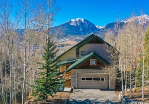 Private Home Perfect for Families - Amazing Mountain Views and Hot Tub! Close to Shops and Dining