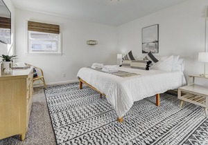 Private Room l Shared Executive Travel Home l Near Hospitals & Pikes Peak!