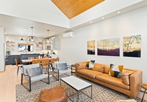 Professionally Decorated Townhome w/2 Fireplaces & Mtn Views - Walk to Gondola