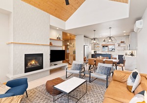 Professionally Decorated Townhome w/2 Fireplaces & Mtn Views - Walk to Gondola