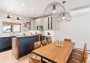 Professionally Decorated Townhome w/2 Fireplaces & Mtn Views - Walk to Gondola