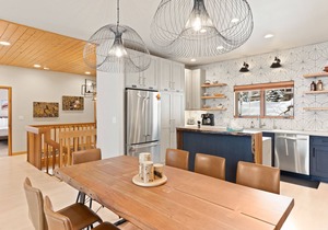 Professionally Decorated Townhome w/2 Fireplaces & Mtn Views - Walk to Gondola