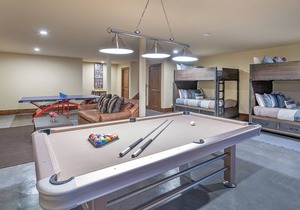 PROSPECT FALLS — Luxe Log Cabin w/Hot Tub and Game Room, Easy Ski Access