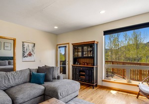 Prospector Village getaway with mountain views & deck