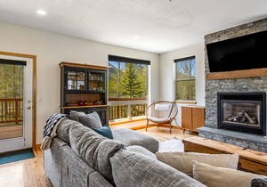 Prospector Village getaway with mountain views & deck