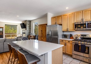 Prospector Village getaway with mountain views & deck