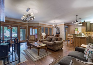 Quiet Location, Private Indoor Hot Tub w/Mountain Views, Close to the Lifts
