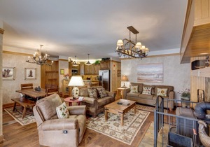 Quiet Location, Private Indoor Hot Tub w/Mountain Views, Close to the Lifts