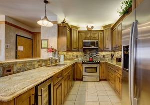 Quiet Location, Private Indoor Hot Tub w/Mountain Views, Close to the Lifts