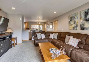 ☀ RARE Pet Friendly Downtown Townhome | Near Shops, Dining & Park | Hot Tub