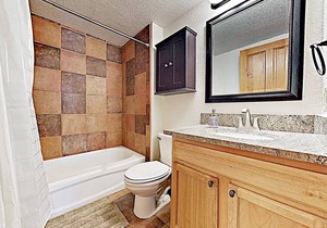 Remodeled 2 Bedroom Downtown Condo sleeps 6!