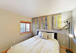 Remodeled 2 Bedroom Downtown Condo sleeps 6!